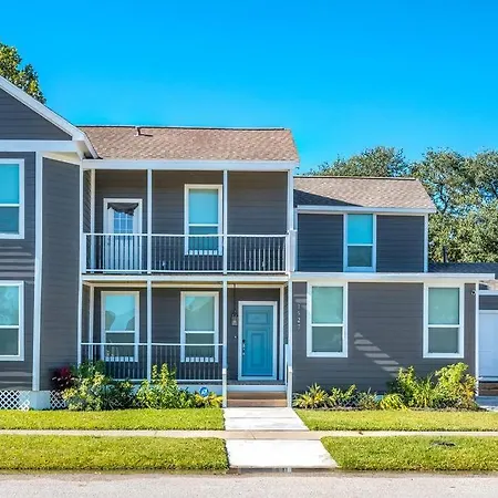 Stunning 5 Bdr Oasis. 1 Mile From The Seawall!